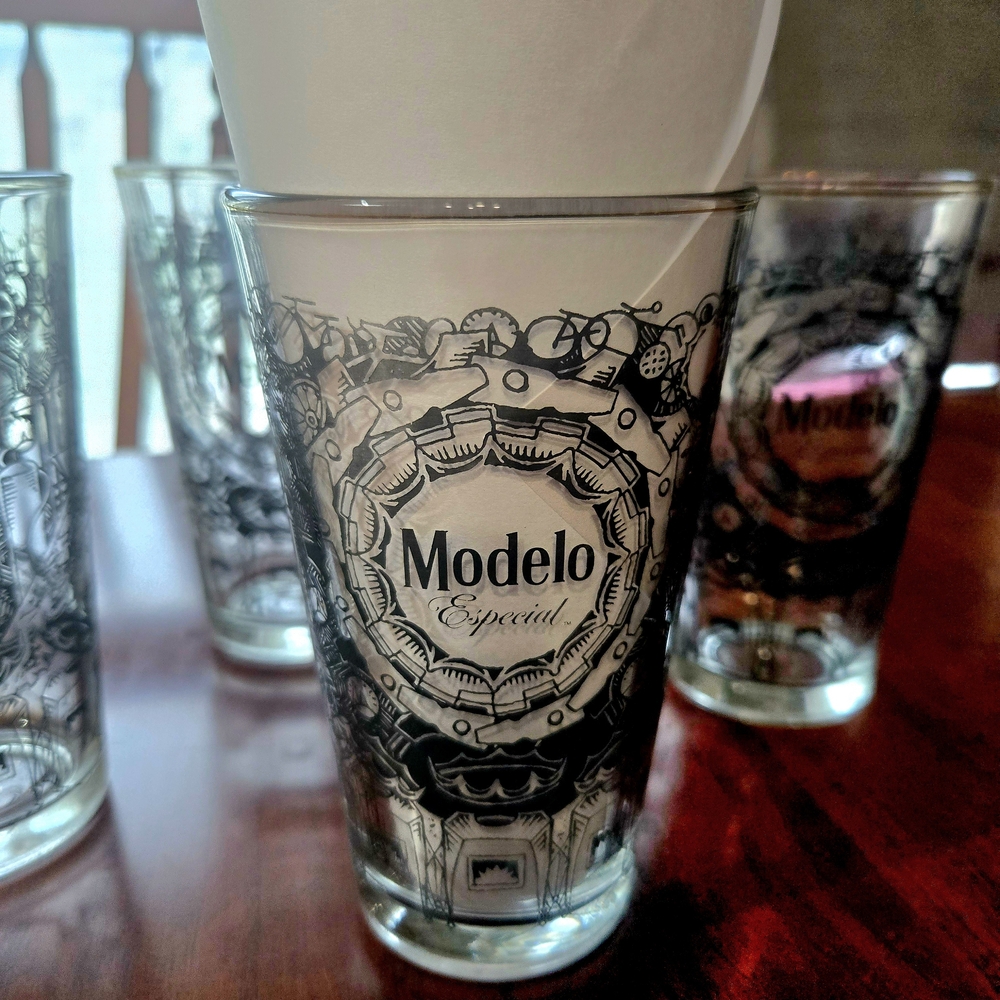 Modelo Gold Rimmed Pint Glasses - Picture 3 of 4